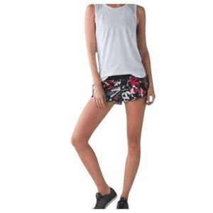 LULULEMON ATHLETICA Hotty Hot Short (2.5") Size 4